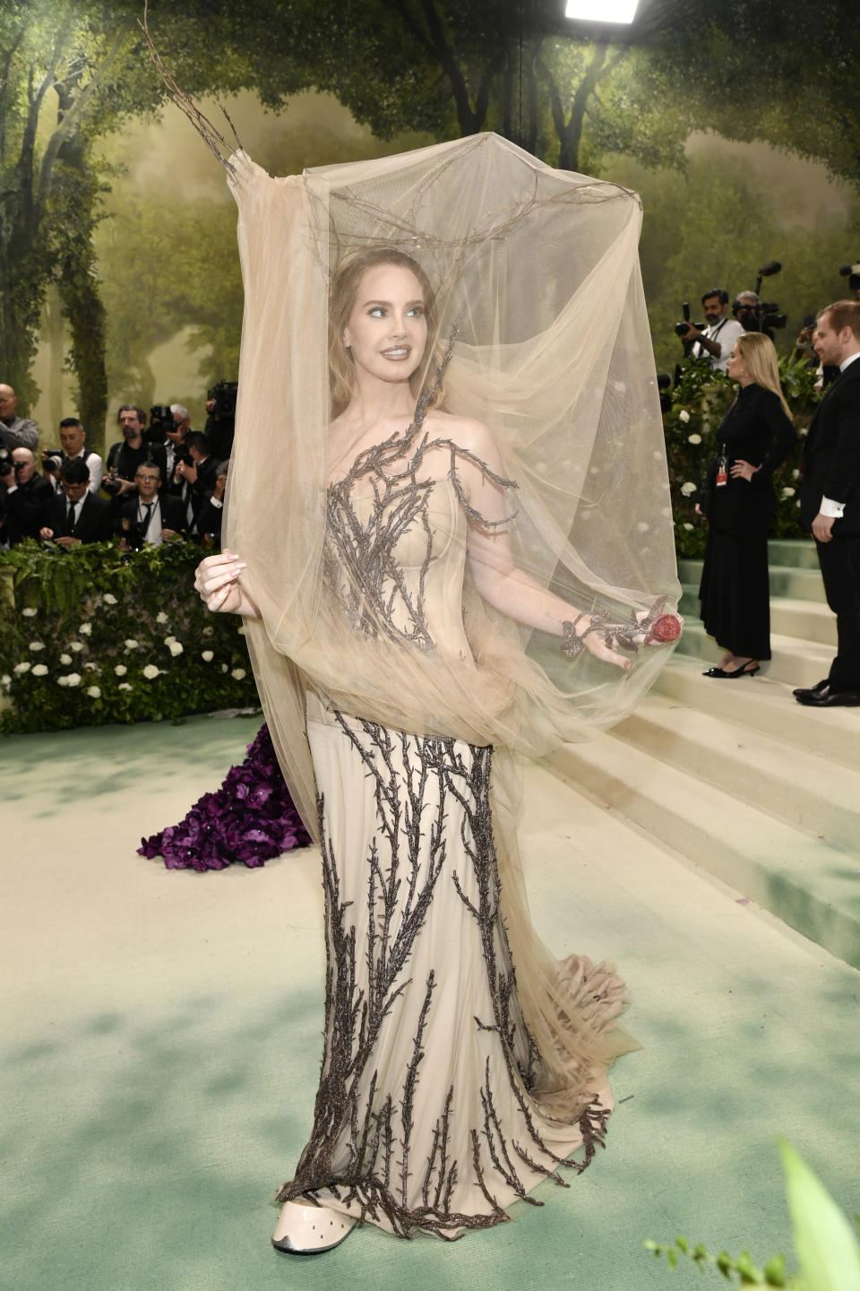 Lana Del Rey llega a la gala benéfica del Instituto del Vestido del Museo Metropolitano de Arte para celebrar la inauguración de la exposición "Sleeping Beauties: Reawakening Fashion" el lunes 6 de mayo de 2024, en Nueva York. (Foto Evan Agostini/Invision/AP)