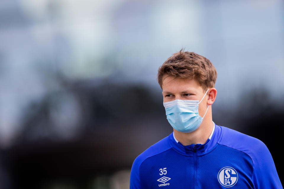 14 May 2020, North Rhine-Westphalia, Gelsenkirchen: Alexander Nübel, goalkeeper of Bundesliga soccer team FC Schalke 04, leaves the team hotel with mouth and nose protection. On Saturday, FC Schalke 04 will meet Borussia Dortmund in the derby. Photo: Rolf Vennenbernd/dpa - IMPORTANT NOTE: In accordance with the regulations of the DFL Deutsche Fußball Liga and the DFB Deutscher Fußball-Bund, it is prohibited to exploit or have exploited in the stadium and/or from the game taken photographs in the form of sequence images and/or video-like photo series. (Photo by Rolf Vennenbernd/picture alliance via Getty Images)