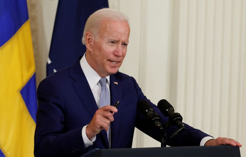 IMAGEN DE ARCHIVO: El presidente de Estados Unidos, Joe Biden, pronuncia un discurso y firma los documentos de adhesión de Finlandia y Suecia a la OTAN, en la Sala Este de la Casa Blanca