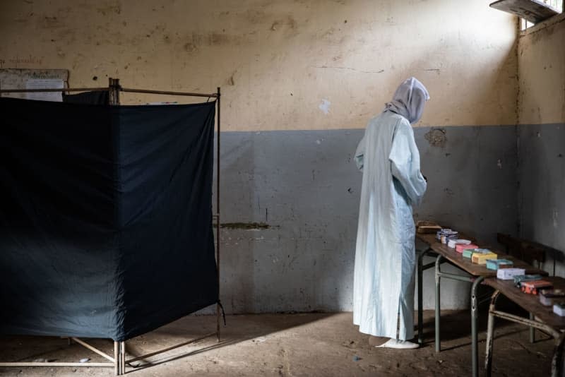 A person casts his vote at a polling station in Dakar, during the 1st round of Senegal's presidential election. Nicolas Remene/Le Pictorium via ZUMA Press/dpa