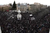 <p>Miles de personas se han concentrado frente al Monumento a los Fueros en el Paseo Sarasate de la capital navarra. EFE </p>