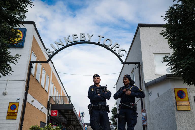 Agentes patrullan por la principal plaza de Rinkeby