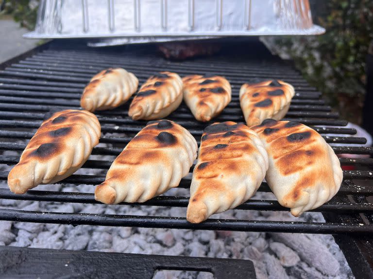 Desde la masa al relleno, todo es casero. Las cocinan en horno a leña.