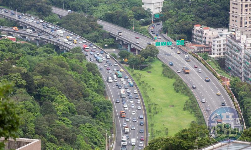 因應塞車情形，公路局曝光在此期間的收費措施、高乘載管制、入口匝道封閉、開放路肩等措施，另外也曝光塞車地雷路段以及好走時段。（本刊資料照）