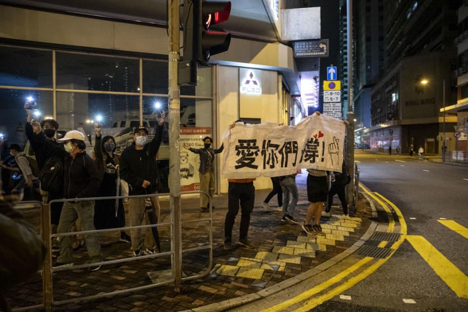 2021年3月4日，晚上十時半，囚車駛經荔枝角道時，市民高舉橫額支持。