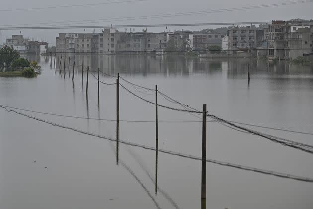 <p>Des maisons englouties jusqu'au toit, des habitants évacués en bateau et des quartiers entiers avec les pieds dans l'eau: les rives du lac Poyang, dans le centre de la Chine, paient cet été un lourd tribut aux inondations.</p>