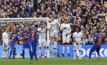 <p>Sur son premier coup-franc, Messi est passé au-dessus de Ronaldo mais a terminé dans les bras de Keylor Navas. Le reste du temps il s’est fait discret, gâchant même une offrande d’Iniesta. </p>