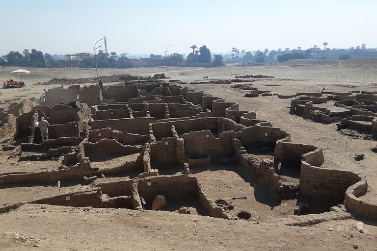 Una misión arqueológica egipcia anunció el jueves el descubrimiento de una "Ciudad Dorada Perdida" de 3000 años de antigüedad en la ciudad egipcia de Luxor, rica en monumentos.