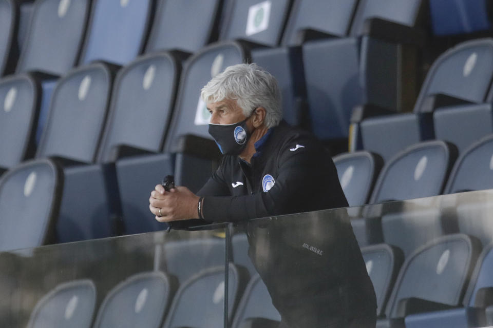 El técnico del Atalanta Gian Piero Gasperini sigue la acción desde las tribunas tras ser expulsado del partido contra Sassuolo por la Serie A en Bérgamo, Italia, el domingo 21 de junio de 2020. (AP Foto/Luca Bruno)