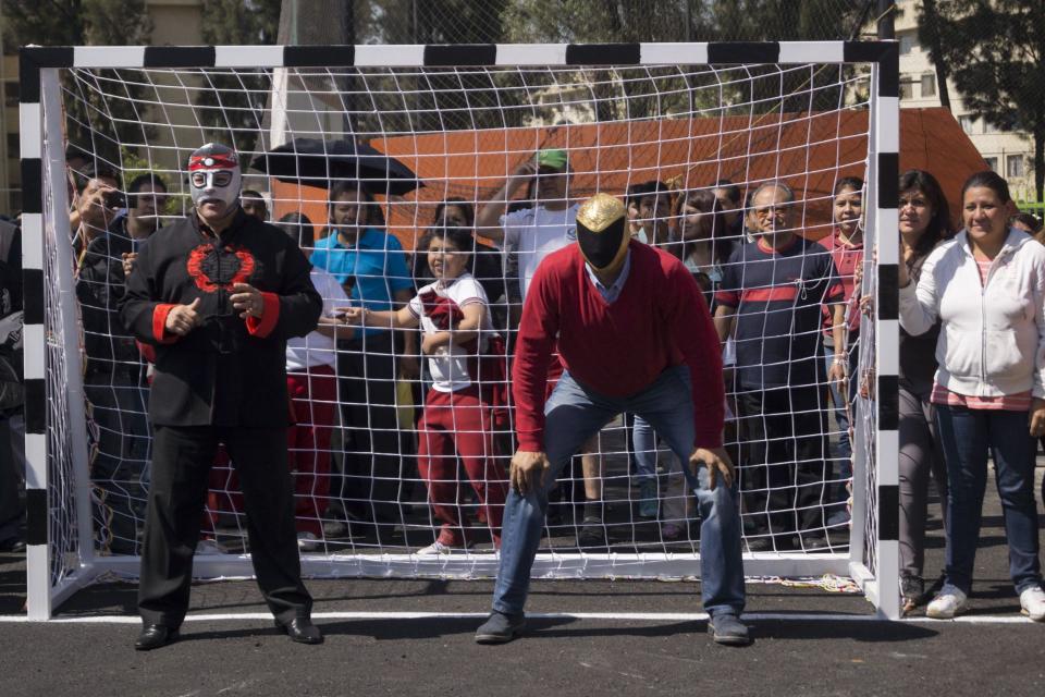 MÉXICO, DF., 09ABRIL2014.- Los luchadores Octagon y Tinieblas asistieron a la inauguración de las instalaciones deportivas. Mauricio Toledo, jefe delegacional de Coyoacán, inauguró el Polideportivo dentro de las instalaciones del deportivo Francisco Mujica , ubicado entre los límites de la delegación Iztapalapa y el pueblo de Culhuacán. Actividades de contacto como tae kwon do, lima lama, muay thai, box, karate y esgrima compartirán el espacio dentro del polideportivo. Un anexo destinado para deportes en equipo como voleibol y basquetbol, fue remodelado también. Otras instalaciones que forman parte son la alberca techada, la cancha de futbol rápido y las áreas libres. El período de remodelación tuvo una duración de 7 meses. El delegado mencionó que este un primer proyecto al que se sumarán después la construcción de tres polideportivos más en la zona de Santa Úrsula, Taxqueña y Ruiz Cortines. FOTO: MARÍA JOSÉ MARTÍNEZ /CUARTOSCURO.COM