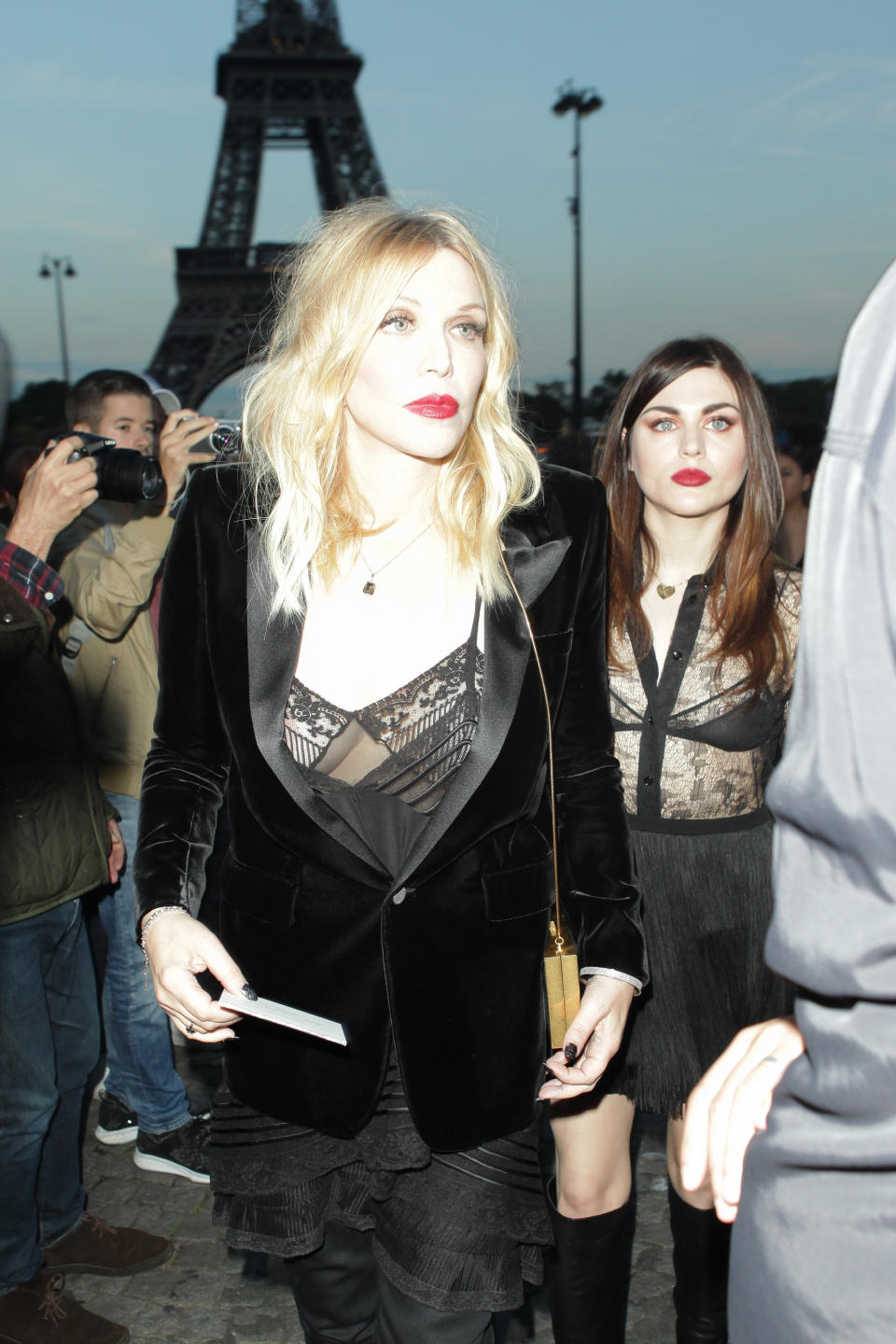 <p>Courtney Love und Frances Bean Cobain zeigen sich gern im Mutter-Tochter-Look. In schwarzer Spitze und Samt-Blazer gingen die beiden Modeliebhaberinnen zur Saint Laurent Show. (Bild: ddp Images) </p>