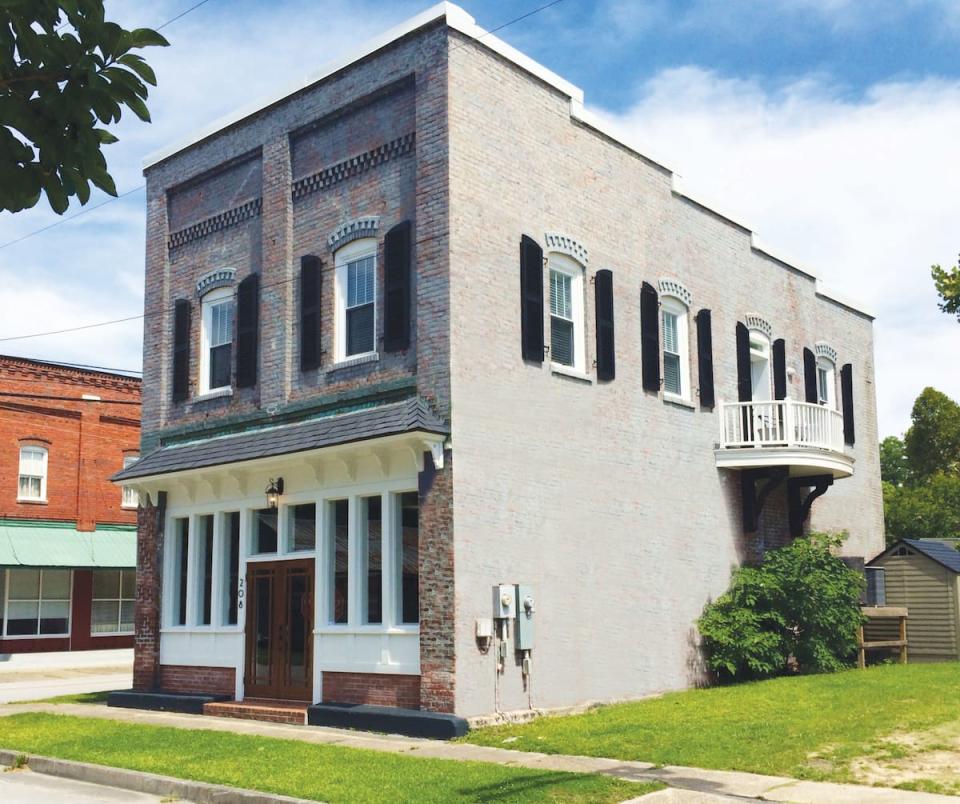 This upstairs condo has views of the Neuse River and a retro atmosphere.