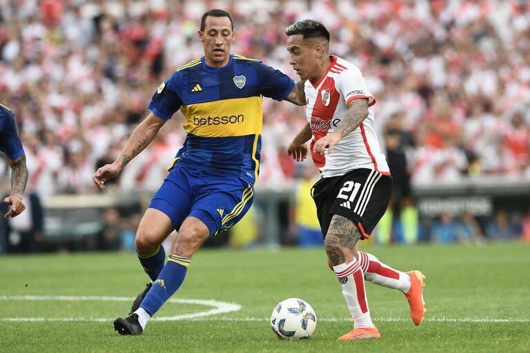 Lema en acción, en su primer superclásico ante River, en el Monumental; aquí, cruzando a Barco