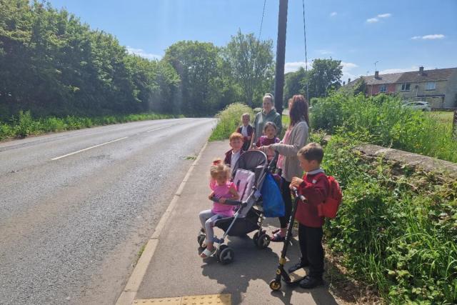 Children crossing Bradford Road <i>(Image: Cllr Derek Walters)</i>