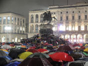 25mila sotto la pioggia per dire "Milano non si lega". Le Sardine nuotano e si prendono piazza Duomo. Roberto Saviano: "Una piazza non contro, ma per i diritti". Mattia Santori, fondatore del movimento: "Restiamo lontani dalla politica ma saremo sempre più nelle piazze".