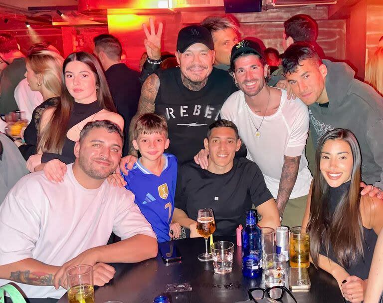 Marcelo Tinelli con sus hijos, Francisco y Lorenzo, El Tirri, Rodrigo de Paul, Nahuel Molina, Bárbara Occhiuzzi y amigos en Madrid (Foto: Instagram @marcelotinelli)