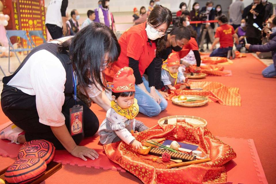 遊Love園親子館與嘉邑城隍廟合辦抓週活動。   圖：嘉義市政府/提供