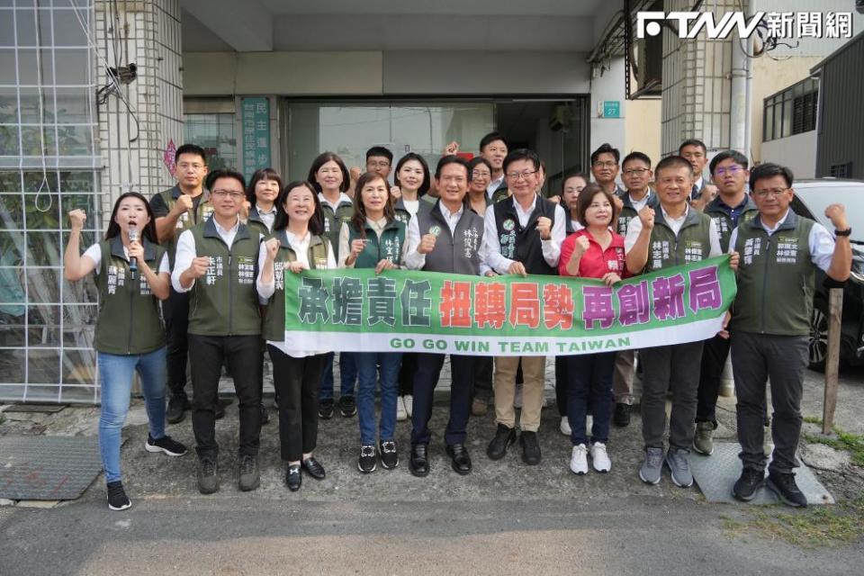 郭國文在21位黨籍民代陪同下，登記參選台南市黨部主委。（圖／郭國文辦公室提供）