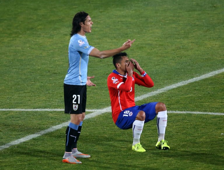 Uruguay's forward Edinson Cavani (L) and Chile's defender Gonzalo Jara, seen during their Copa America quarter-final match in Santiago, on June 24, 2015