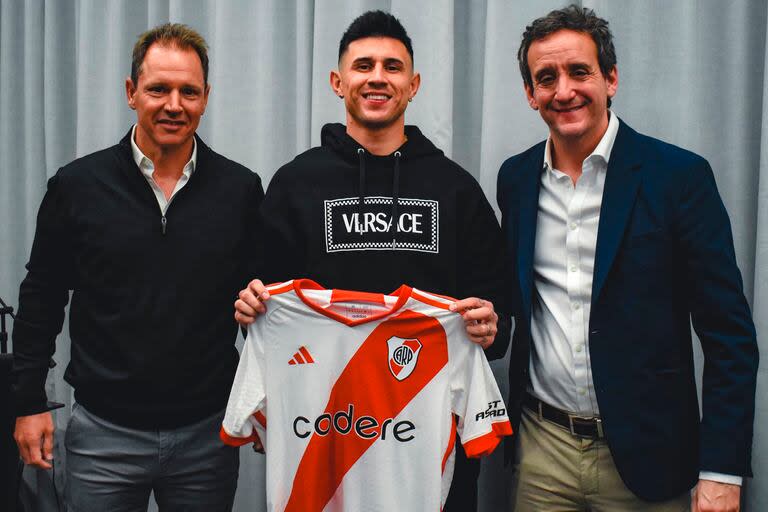 Adam Bareiro firmó esta tarde su contrato y se convirtió en nuevo jugador de River hasta diciembre de 2027; aquí, con el presidente Jorge Brito y el vicepresidente 2°, Ignacio Villarroel