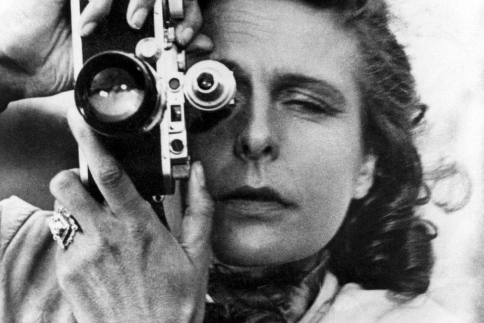 Eine umstrittene Persönlichkeit: Filmemacherin Leni Riefenstahl gilt als bildgewaltige Kino-Visionärin, ihr haftet aber auch der Ruf der ergebenen Hitler-Propagandistin an. War sie es doch, die das Nazi-Regime in Filmen wie "Triumph des Willens" in strahlendem Scheinwerferlicht glänzen ließ und so indirekt dabei half, das deutsche Volk zu blenden. (Bild: ARD / NDR)