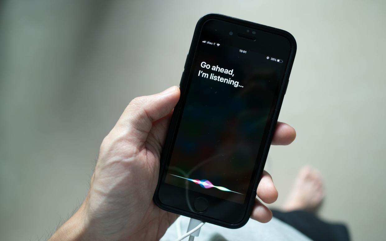 Unter anderem Siri soll von den angekündigten Verbesserungen durch Apple Intelligence profitieren. (Bild: iStock / Wachiwit)