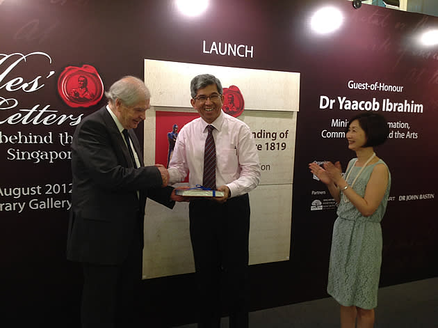 Minister for Information, Communications and the Arts Yaacob Ibrahim receives a book compilation of Raffles' letters from Dr John Bastin, leading scholar on Raffles, as NLB CEO Elaine Ng looks on. (Yahoo! photo)