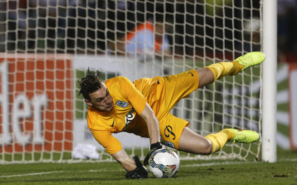 Goalkeeper Franco Armani of Colombia’s Atletico Nacional makes a save during a penalty shootout against Brazil&#39;s Sao Paulo F.C. during a Copa Sudamericana semi-final soccer match in Sao Paulo, Brazil, Thursday, Nov. 27, 2014. (AP Photo/Andre Penner)