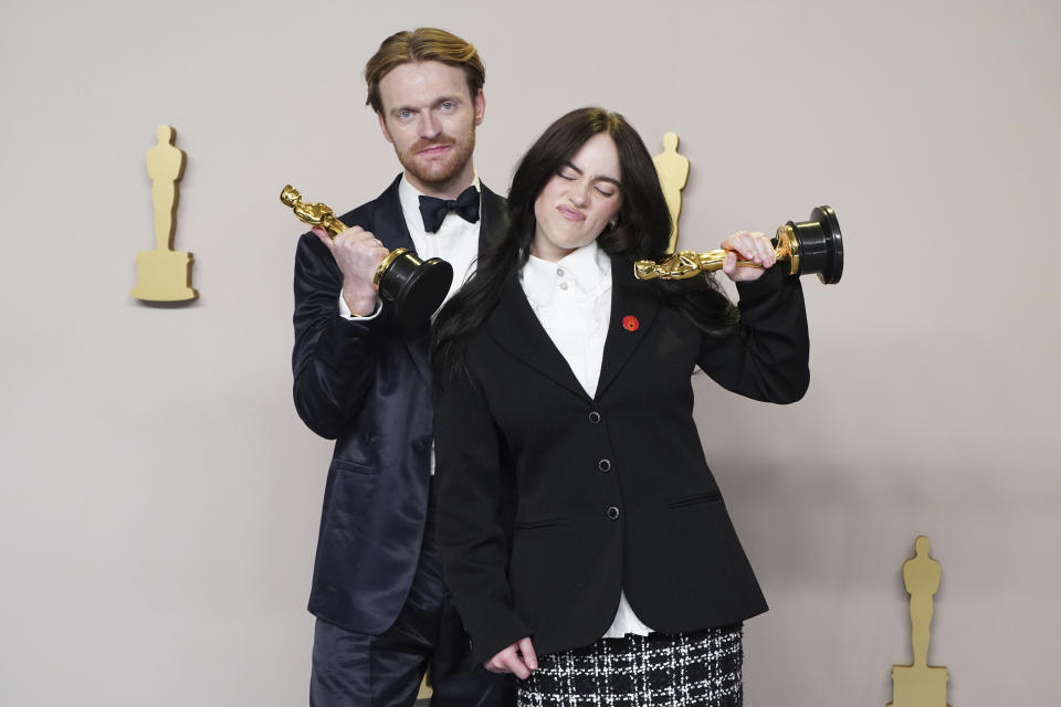 Finneas O'Connell y Billie Eilish posan en la sala de prensa con su Oscar por mejor canción original por "What Was I Made For?" de la película "Barbie" en la entrega de los Premios de la Academia, el domingo 10 de marzo de 2024, en el Teatro Dolby de Los Ángeles. (Foto por Jordan Strauss/Invision/AP)