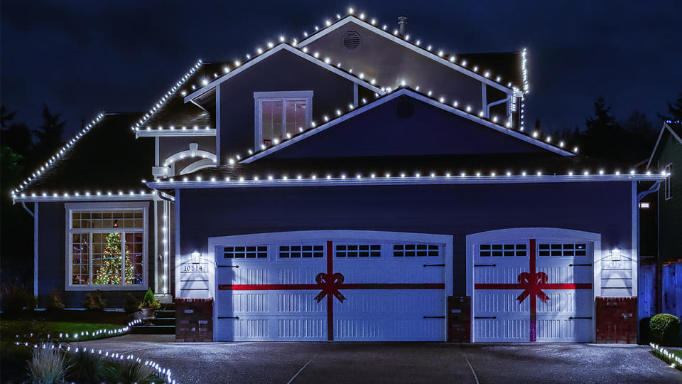 exterior of a house decorated for christmas: When to decorate for Christmas