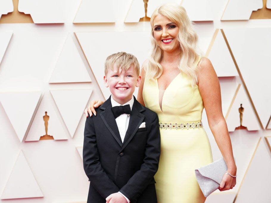 Jude Hill with his mom Shauneen at the 2022 Oscars