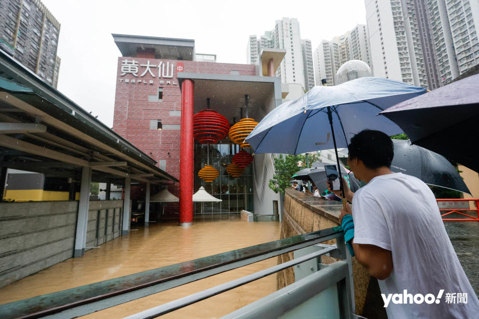 黃大仙中心北館地下全層淹沒，有街坊從遠處觀察。