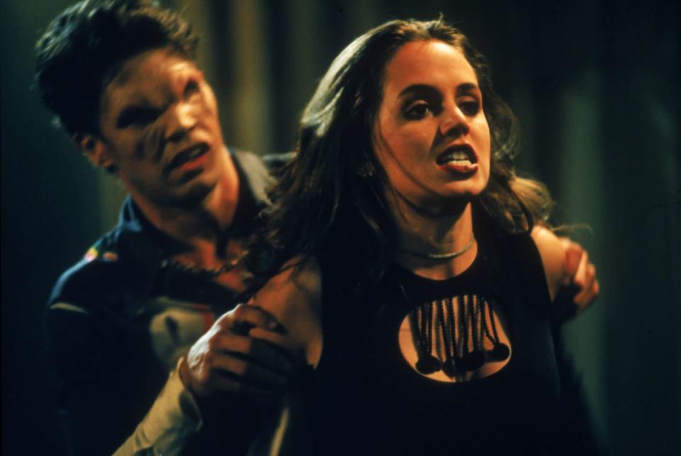 <p>In der dritten Staffel gab es plötzlich noch eine weitere Jägerin in Sunnydale: Faith, die in den folgenden Jahren mal mit und mal gegen Buffy kämpfte. Eigentlich sollte die Figur ein Spin-off erhalten, doch daraus wurde nichts. Eliza Dushku entschied sich stattdessen für eine andere Serie. (Bild: Fox)</p> 