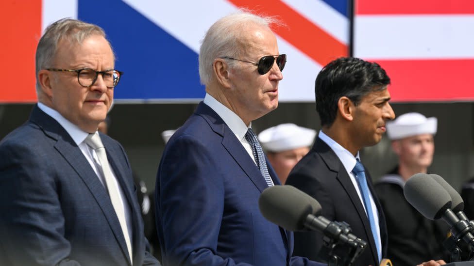 El primer ministro australiano Anthony Albanese (izquierda), el presidente estadounidense Joe Biden (centro) y el primer ministro británico Rishi Sunak en San Diego, California.