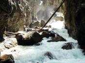 Abkühlung verspricht die Partnachklamm, die nur sieben Kilometer von Schloss Elmau entfernt liegt. Foto: Markt Garmisch-Partenkirchen