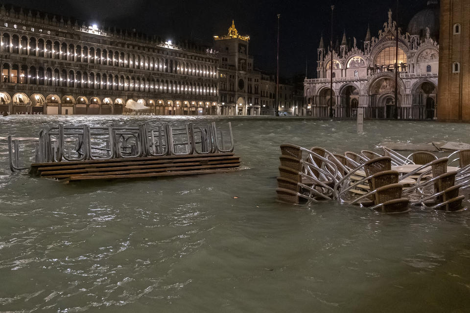 L'Amministrazione comunale di Venezia presenterà richiesta di stato di crisi alla Regione Veneto. Il sindaco Brugnaro: "Tutti i cittadini e le imprese raccolgano materiale utile a dimostrare i danni subiti con fotografie, video, documenti o altro nei prossimi giorni comunicheremo le modalità precise per la richiesta di contributo". Disposta intanto la chiusura delle scuole di Venezia e isole di ogni ordine e grado. (Photo by Stefano Mazzola/Awakening/Getty Images)