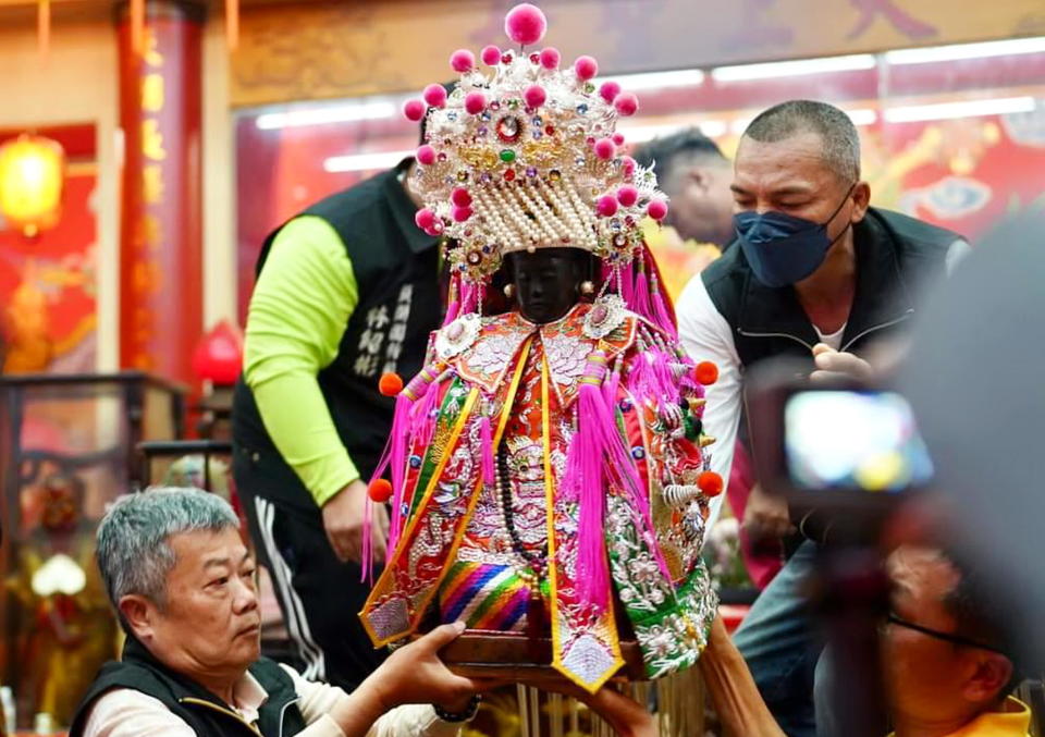 台中市梧棲區大庄浩天宮媽祖二十九日起展開二天大肚中堡五十三庄出巡遶境祈福活動，神尊出神房，恭請聖母登轎。（記者陳金龍攝）