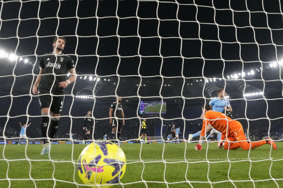 Mattia Zaccagni, de la Lazio, anota ante la Juventus en un encuentro de la Serie A italiana, disputado en Roma el sábado 8 de abril de 2023 (AP Foto/Alessandra Tarantino)