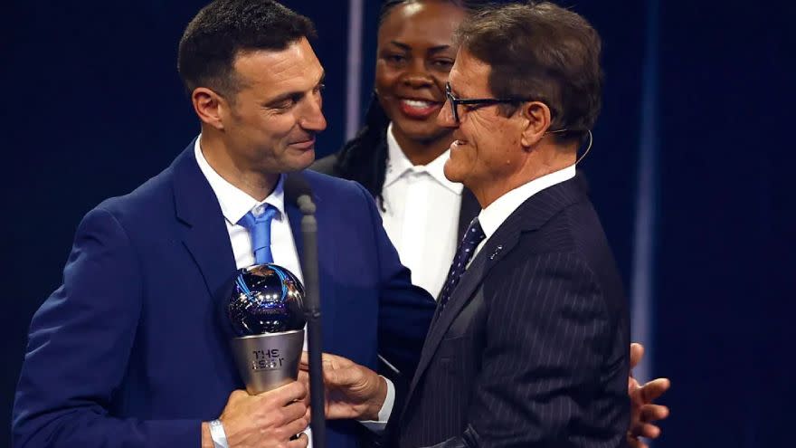 Lionel Scaloni recibiendo el premio The Best de la FIFA al mejor entrenador del mundo