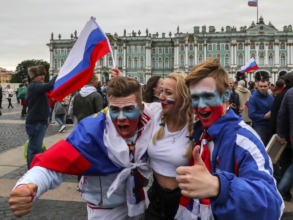 Fans of Russia celebrate in the center of St.Petersburg, Russia, 01 July 2018, after their team’s victory in the FIFA World Cup 2018 round of 16 soccer match between Spain and Russia. Russia beat Spain on penalty shootout. (España, Mundial de Fútbol, Rusia) EFE/EPA/GEORGI LICOVSKI