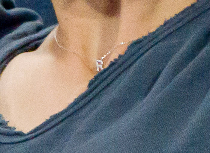 Mery Perelló lleva un collar con la inicial de su bebé