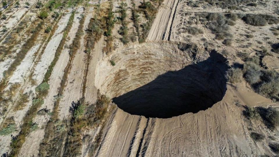 智利日前出現了一個200公尺深的天坑。（圖／翻攝自推特）