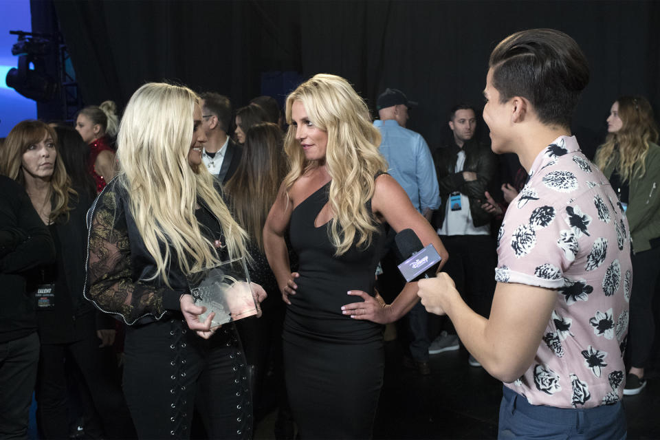 Britney and her sister at an awards show