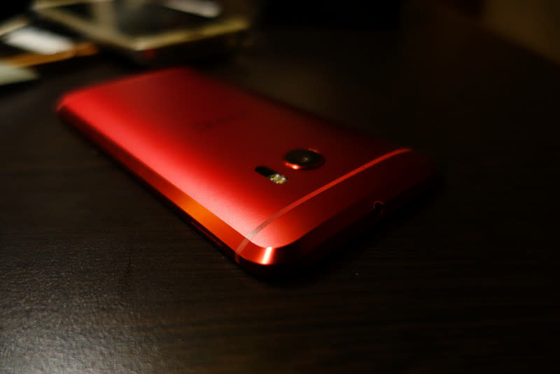 金屬可以這麼美 HTC 10 夕光紅 寫真觀賞