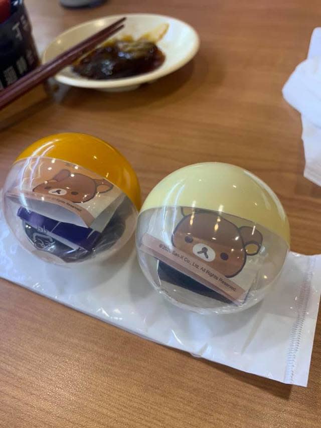 網友後來去吃壽司時，玩了抽獎遊戲又中了2個扭蛋。(翻攝自臉書社團「爆廢公社公開版」)