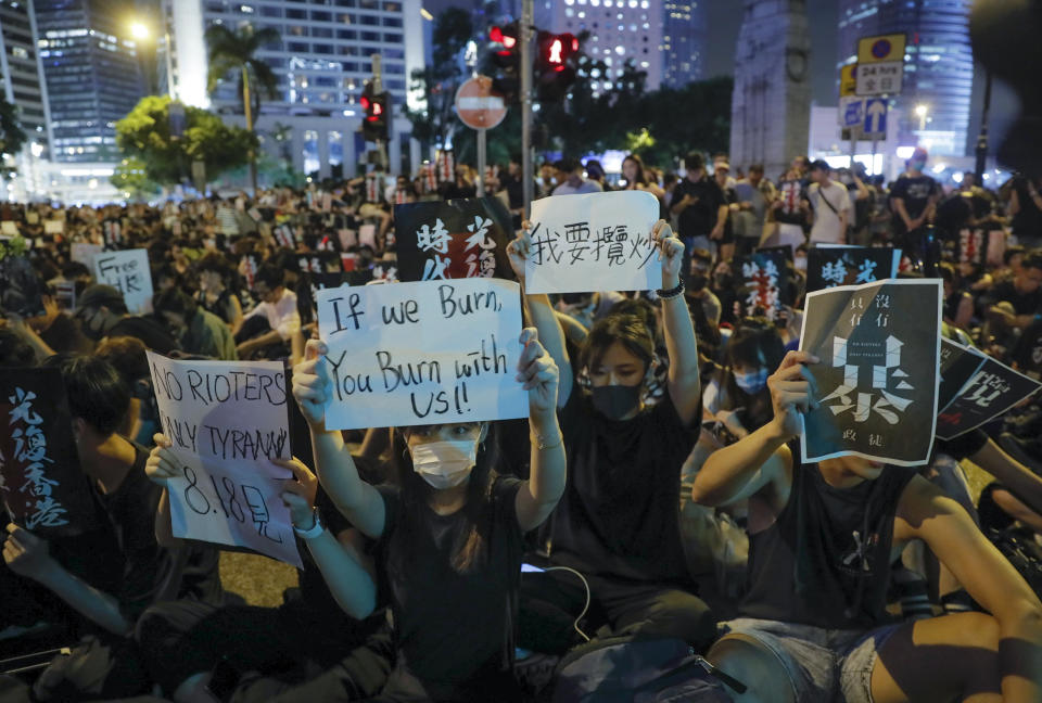 ▲香港反送中戰火延燒演藝界，兩岸三地不少藝人紛紛表態。圖為 16 日晚間示威集會。（圖／美聯社／達志影像）