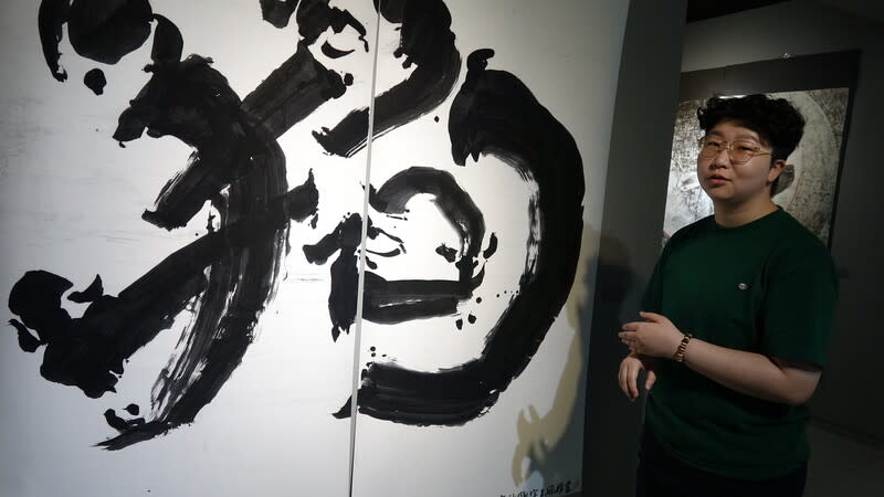 台灣藝術家王冠雅曼谷開展 台灣新生代藝術家王冠雅於曼谷ARDEL's Third Place  Gallery舉辦水墨展，以「熱狗車」為主題，呈現書法 藝術的當代詮釋。 中央社記者呂欣憓曼谷攝 113年5月3日 