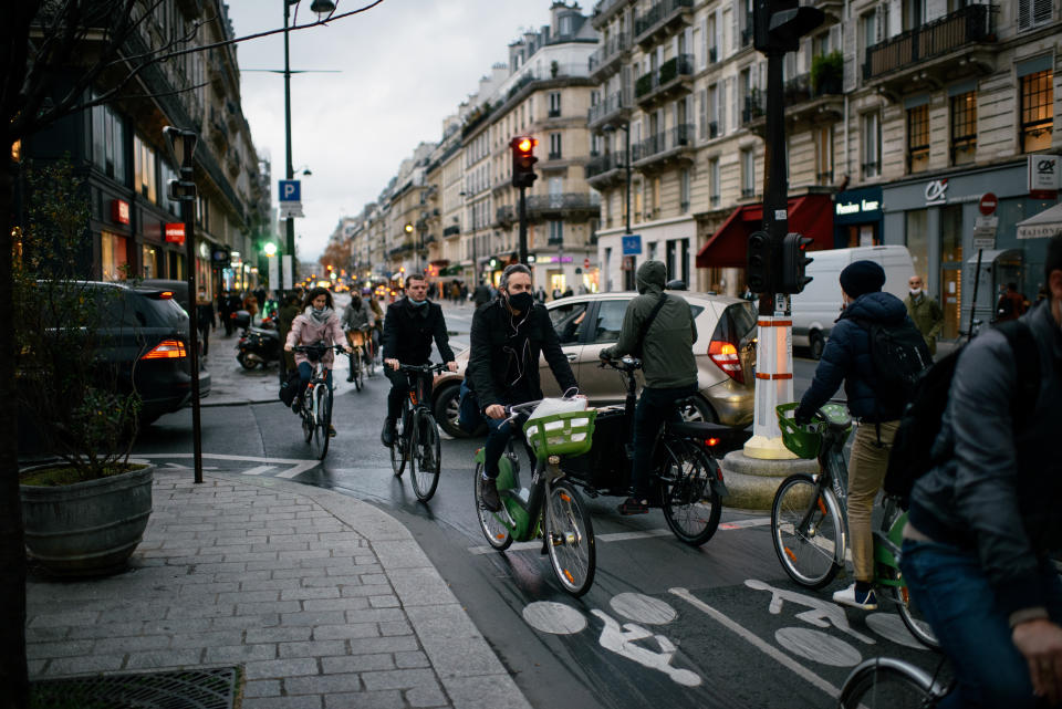 Personas en bicicleta en Rue de Rivoli, París, el 22 de diciembre de 2020. (Dmitry Kostyukov/The New York Times)