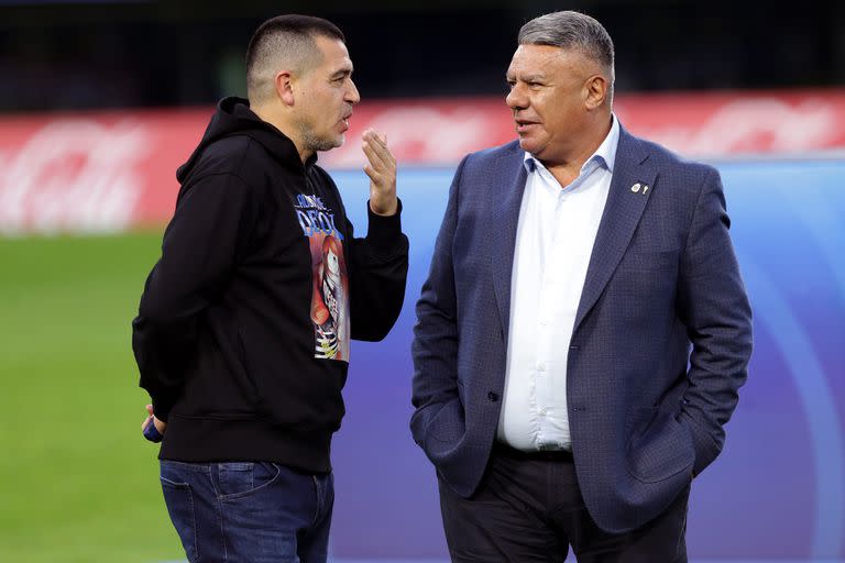 BUENOS AIRES, ARGENTINA - SEPTEMBER 9: Vice-President of Boca Juniors Roman Riquelme and President of the Argentine Football Association Claudio Fabian Tapia speak during the awarding ceremony at the end of a match between Boca Juniors and AZ Alkmaar as part of U20 InterContinental Cup 2023 at Estadio Alberto J. Armando on September 9, 2023 in Buenos Aires, Argentina. (Photo by Daniel Jayo/Getty Images)