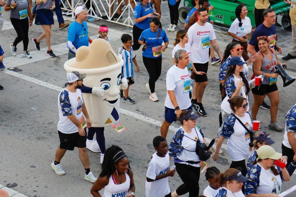 Un corredor disfrazado de cafecito participa durante la Miami Lexus Corporate Run, en el downtown de Miami, el jueves 27 de abril de 2023.